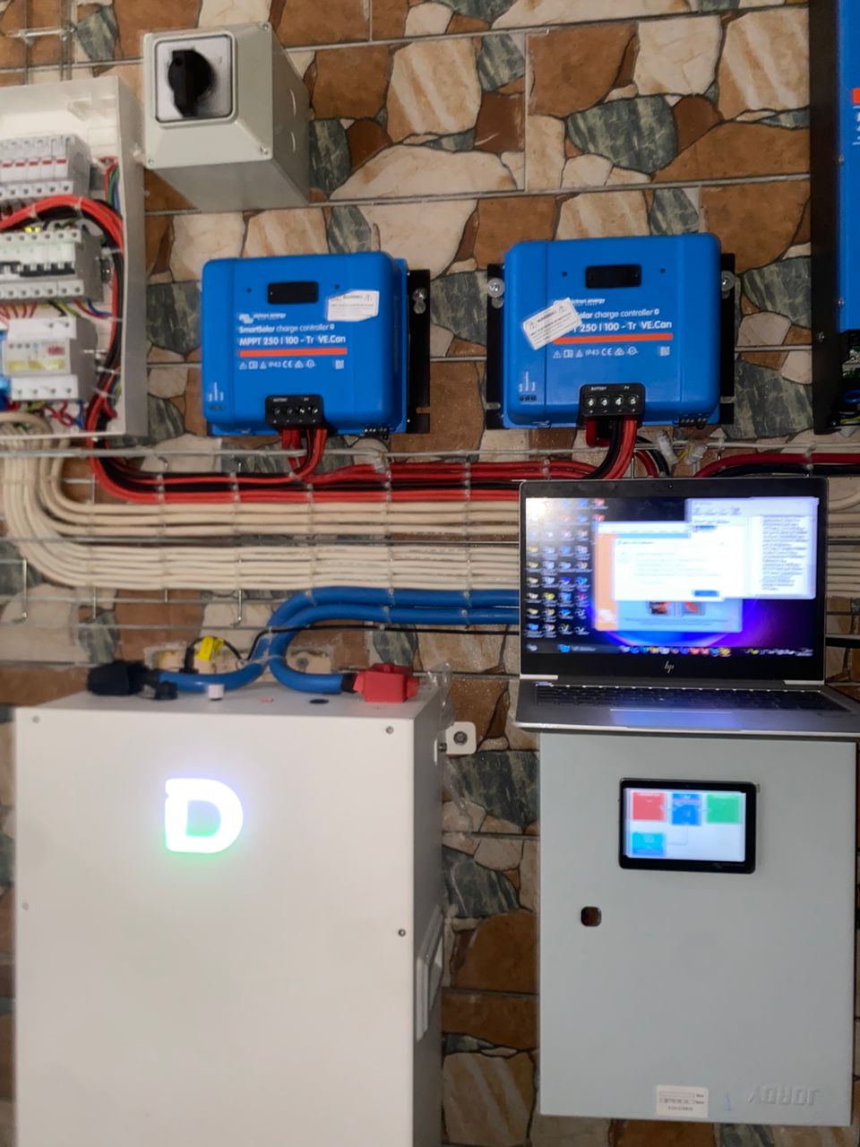 Local technique GEERS : régulateurs solaires, batterie lithium et coffret de protection