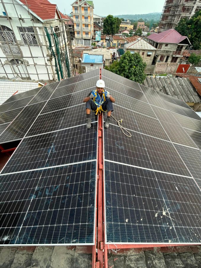 Panneaux solaires installés en toiture par GEERS