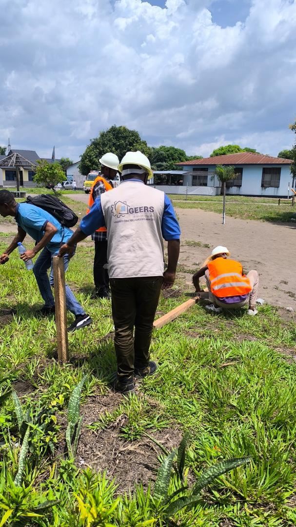 Techniciens GEERS préparant un point de captage sur le terrain