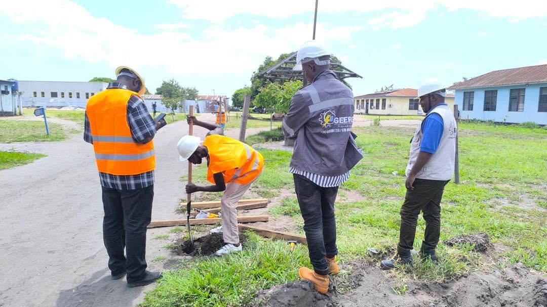 Équipe GEERS effectuant des travaux de sondage sur un site en RDC