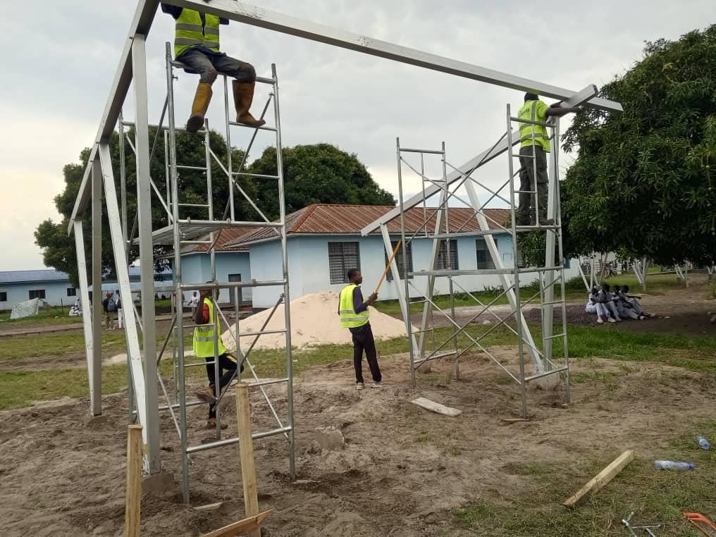 Montage d&rsquo;une structure métallique par les équipes GEERS