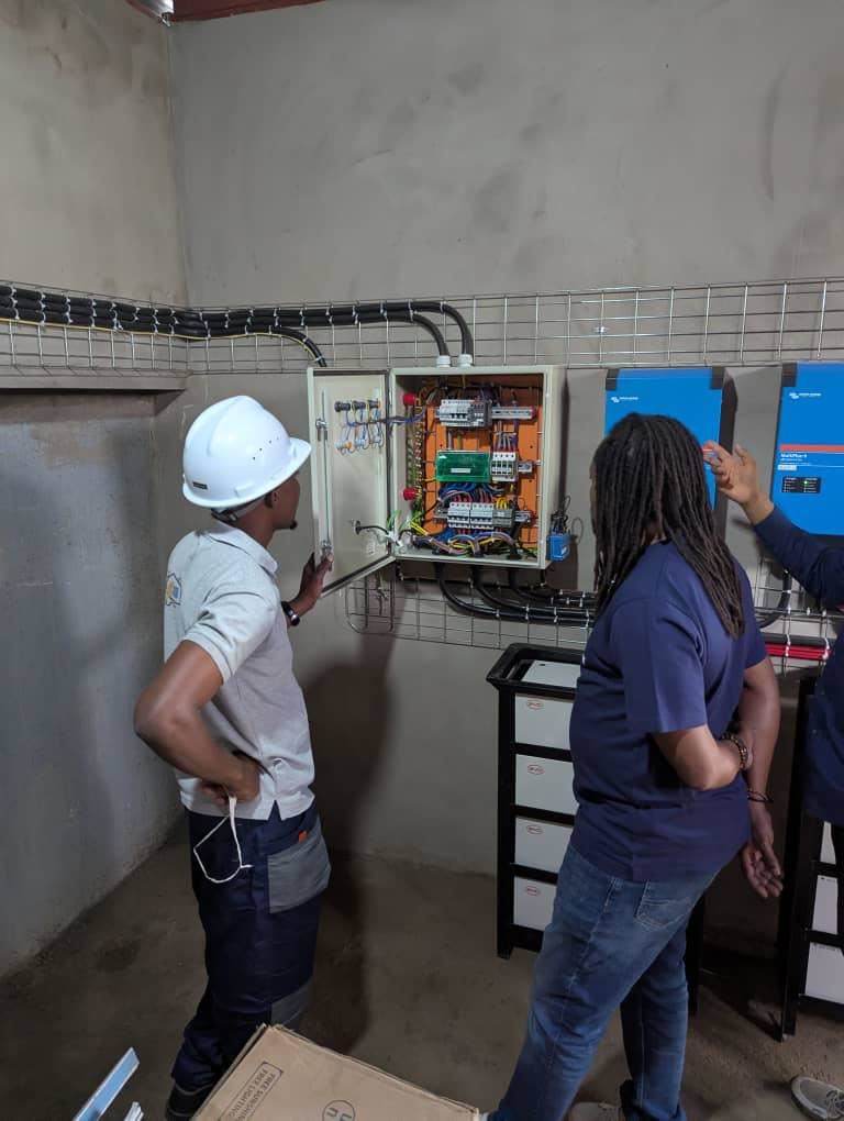 Ingénieurs GEERS contrôlant un coffret électrique