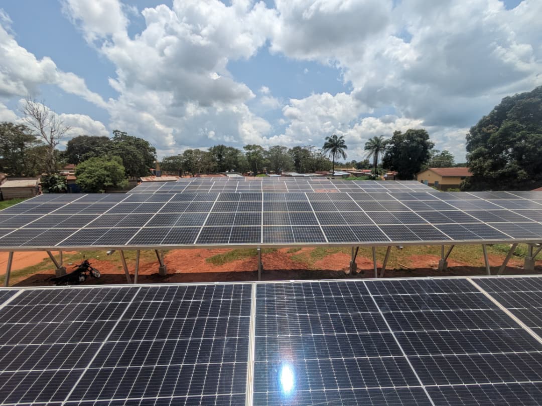 Centrale solaire au sol montée sur structures métalliques par GEERS