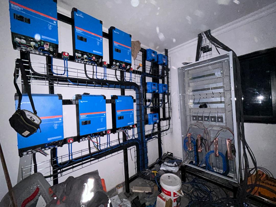 Armoire de distribution et onduleurs Victron câblés par GEERS