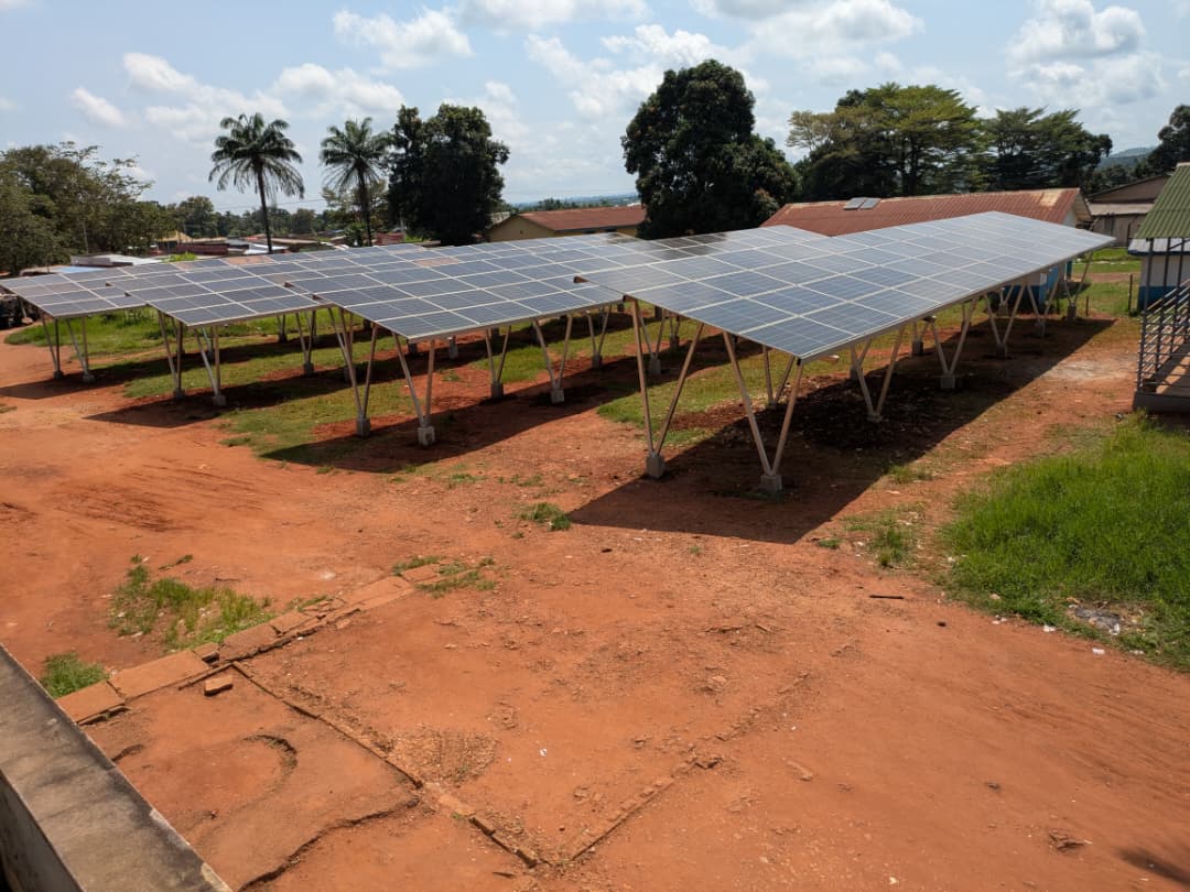 Champ photovoltaïque au sol installé par GEERS en province