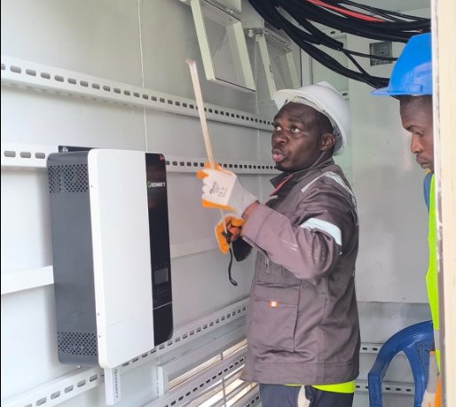 Ingénieur GEERS réalisant une étude technique