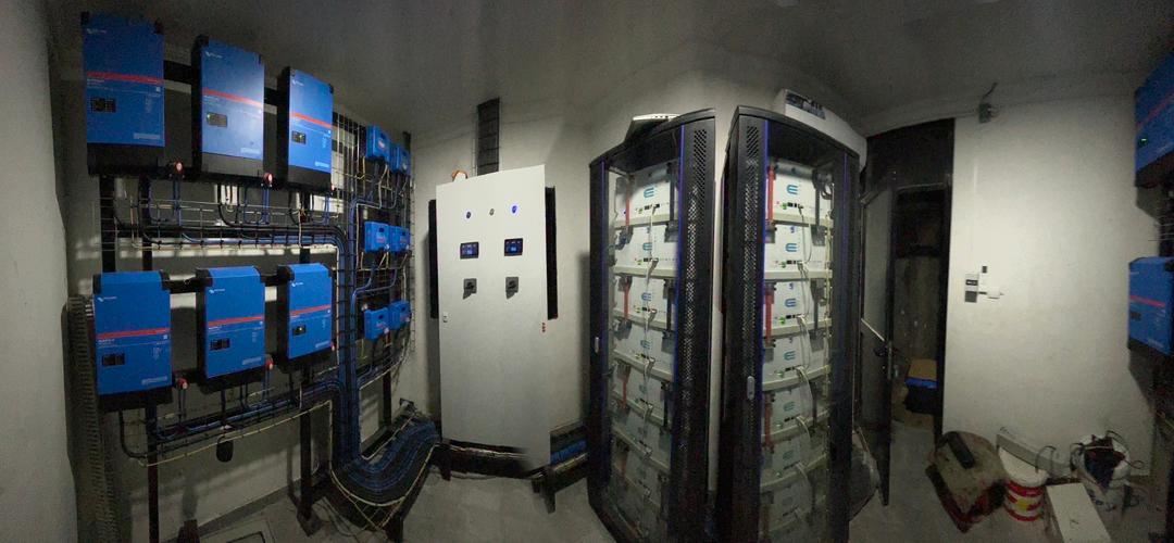 Armoires de batteries lithium raccordées à un système solaire par GEERS