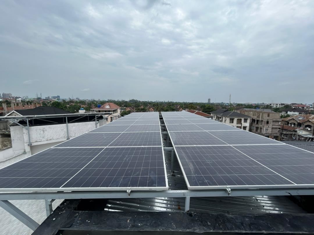 Panneaux photovoltaïques posés en toiture terrasse par GEERS