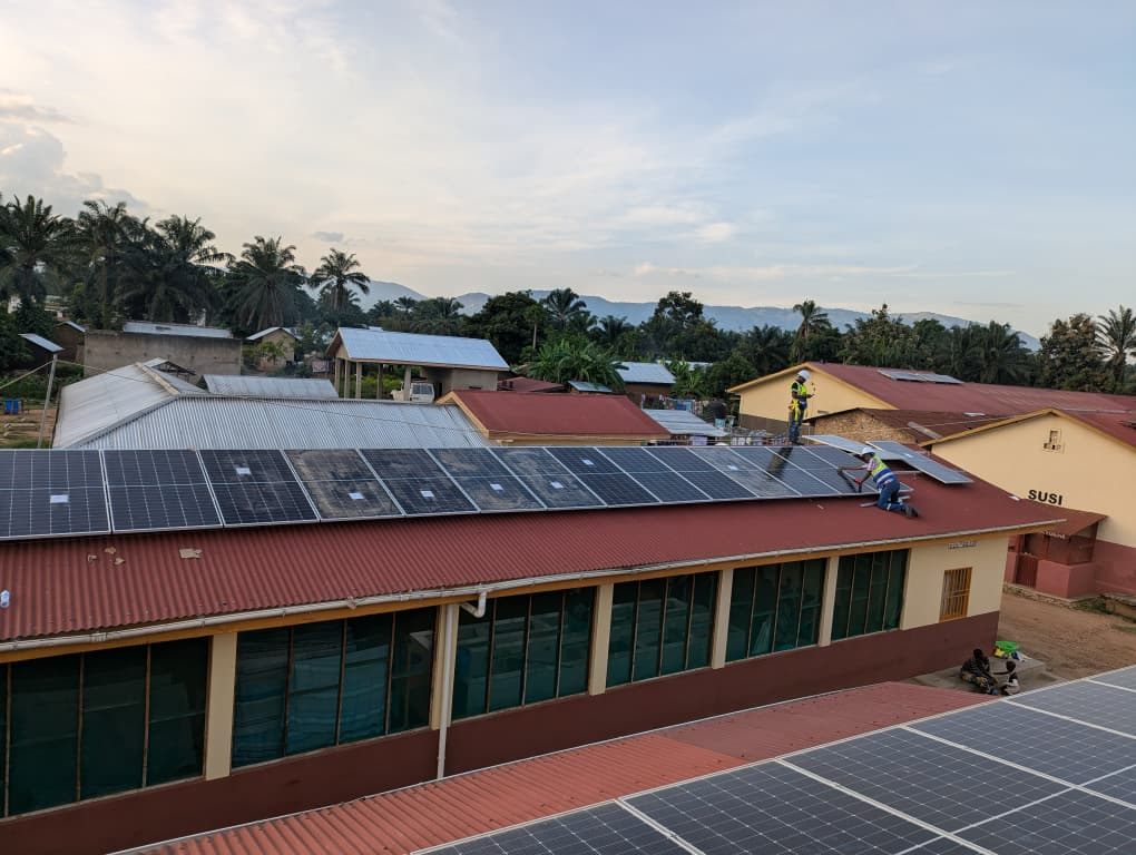 Vue d&rsquo;ensemble de toitures solarisées par GEERS